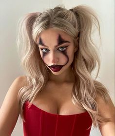 Easy Couple Halloween Makeup, Simple Halloween Costumes For Blondes, Simple Clown Costume Outfit, Simple Halloween Outfit Ideas, Easy Harley Quinn Costume, Halloween Makeup Harley Quinn, Easy Halloween Makeup Ideas Simple, Costume Joker, Girl Halloween Makeup