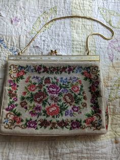 Awesome flower hand bag.  It is about 8 inches wide.  😊❤️ Jacksonville Fl, Clutch Handbag, Hand Bag, Evening Bags, Purses And Handbags, Clutches, Vintage Fashion, Purses And Bags, Handbags