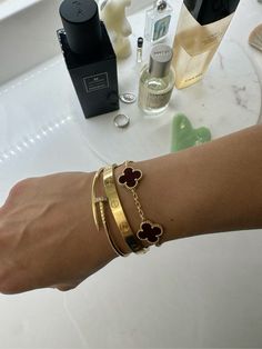 Luxury bracelet stack. Cartier love. Just en clou diamonds. Carnelian van cleef vintage alhambra Bracelet Stack Cartier, Van Cleef Bracelet Stack, Van Cleef Stack, Luxury Bracelet Stack, Van Cleef Alhambra, Van Cleef Bracelet, Cleef Bracelet, Cartier Bracelet, Luxury Bracelet