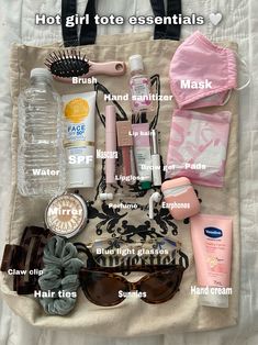 Some of my must have esstentials for your summer bags🤍🥥 Schul Survival Kits, Everyday Bag Essentials, School Bag Essentials, Backpack Essentials, Travel Bag Essentials, Inside My Bag, Purse Essentials, Handbag Essentials, Girls Tote