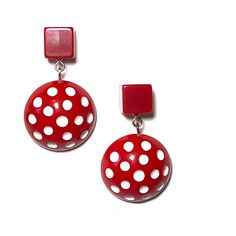 Red & white polka dotted statement studs, meet black & pewter minimalist studs. All made with vintage lucite parts from the 1960's. Sometimes a girl just runs into an earring emergency! Here are 3 pair of retro fabulous stud earrings that answer that need - just pop this set in your bag & you'll never feel earring-naked. 3 pair of fabulous lucite earrings in classic, need-to-have-it styles. All arranged on one card - so these make a great gift! Earrings are made with vintage lucite p 50s Earrings, Lucite Earrings, Black And White Retro, 80s Earrings, Earring Pins, Earring Kit, Surgical Steel Earrings, 50s Style, Minimalist Studs