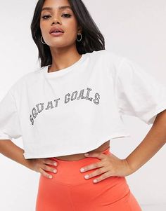 Squat Goals, Graphic Trends, T Shirt Crop Top, Round Neck Tops, Basic Tops, Crop Tshirt, Logo Graphic, Crop Tee, Shirt Online