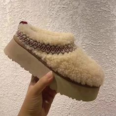 Discover Cozy Fur Tazz Slippers. These Eco-Friendly Luxury Slippers provide comfort and style. Perfect for lounging at home, they offer a touch of luxury to your day. Fashionable Snow Boots, Fur Slippers, Ankle Boots Flat, Brown Heels, Swimwear Cover Ups, Retro 90s, Brunei, Boot Shoes Women, Casual Outfit