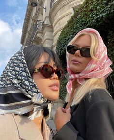 Head Scarf Outfit, Silk Scarf Outfit, Scarf Aesthetic, Silk Scarf Style, Hair Scarf Styles, Silk Headscarf, Head Scarf Styles, Scarf Outfit, Head Wrap Scarf