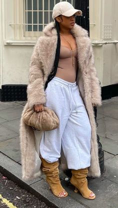 Winter Chill Outfits Black Women, Baddie Cold Weather Outfits, Faux Fur Outfit, Tomboy Aesthetic, Baddie Vibes, Winter Lookbook, Street Style Chic, Style Chic