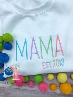 Mama Est Shirt Personalized White Cotton Top, White Tops With Letter Embroidery For Mother's Day, Casual Sweatshirt With Custom Text For Mother's Day, Custom Name Cotton Sweatshirt For Gift, Casual Custom Name Tops For Gifts, Personalized White Casual Sweatshirt, Custom Name Casual Top For Gift, Casual Custom Name Top For Gift, Casual White Personalized Sweatshirt