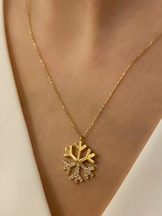 "ABOUT PRODUCT This 14K Gold Snowflake with Diamonds Charm necklace is beautifully designed and hand crafted with our associates to make this a special gift for your loved ones. Knowing the value of our customers, We prepare each piece with extra care and attention. ITEM DETAILS Material: 14K Gold Approx: 2.11 gram Available colors: Gold, Rose Gold, White Gold Available Sizes: 14\" to 20\" ✪ 14k Solid Gold ( Certification will be included with your order ) ✪Available 14K White, Yellow, Rose Gold Unique Diamond Pendant, Diamond Charm Necklace, Diamonds Necklace, Snowflake Pendant, Gold Snowflake, Zierlicher Ring, Snow Flake, Rose Gold White, Bridal Bands