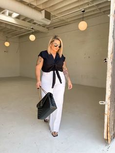 Selección de Plunging Tie-Front Top de LTK Cuba Aesthetic, White Jeans Plus Size, Smart Casual Women Summer, Casual Outfit Idea, Outfits Gorditas, Business Casual Outfit, Smart Casual Women, Handbags Collection