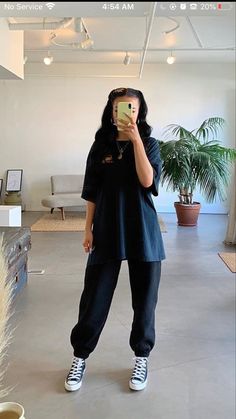 Sweatpants And Oversized Shirt, Black Sweatpants Outfit, Black Joggers Outfit, Black Tshirt Outfit, Black Shirt Outfits, Beck Oliver, Oversized Shirt Outfit, Oversize Tshirt Outfits, Cute Sweatpants Outfit