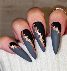 Fusion of grey and black nail polish in matte finish with rose gold foil on super long stiletto nails Copper Nails Designs, Nagellack Trends, Stiletto Nails Designs, Rose Gold Nails, Gray Nails, Glam Nails, Foil Nails, Fancy Nails