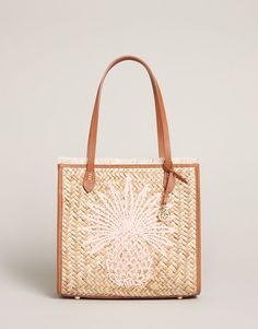 Shop the Beach Tote Alljoy Landing Pineapple at Spartina 449. Handbags with Lowcountry inspiration, designed with premium materials. Lowcountry Style, Leather Fob, Beachy Chic, Spartina 449, Jute Fabric, Natural Women, Beach Tote, Beautiful Bags, Handbag Accessories