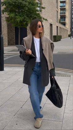 French Chic Work Outfit, Blazer Under Coat Outfit, Scandinavia Street Style, The Slouch Aritzia, Minimalist Fashion Skirts, Chic Oversized Outfit, Trouser Fall Outfits, Frankie Shop Boyfriend Blazer Outfit, Washington Dc Outfit Fall Tourist