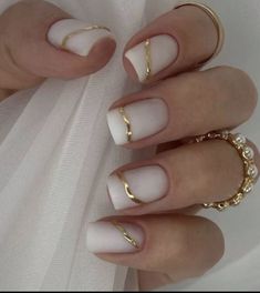 Gold Abstract Nails, Nails And Outfits, Nurse Nails, Nails Minimal, Best Fall Nails, French Manicure Acrylic Nails, Gold Gel Nails, White Nails With Gold, Abstract Nails