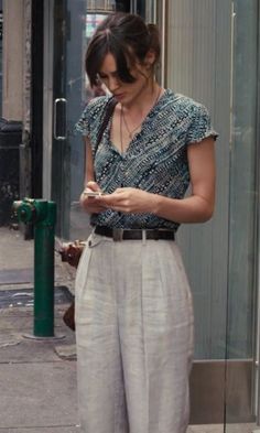 Keira Knightley Begin Again Style, Begin Again Keira Knightley, Keira Knightley Fashion, Keira Knightley Style 2023, Italian Summer Clothes, Keira Knightley Begin Again, Blouse Street Style, 80s Street Style, Keira Knightley Hair