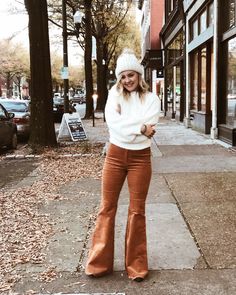 Corduroy Bell Bottoms Outfit, Cute Trendy Outfits, Bell Bottom Pants Outfit, Corduroy Pants Outfit, Bell Bottoms Outfit, Comfy Fall Outfits, Knit Summer, Thanksgiving Outfit Ideas, Look Jean