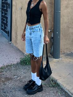 Short Fits Aesthetic, Baggy Denim Shorts Outfit Street Styles, Women’s Jorts Outfit, Girls Jorts Outfit Summer, Summer Outfits 2024 Short Women, Dad Jorts Outfits, Jorts Outfit Women’s Aesthetic, Skater Jorts Outfit, Jorts Summer Outfits Aesthetic