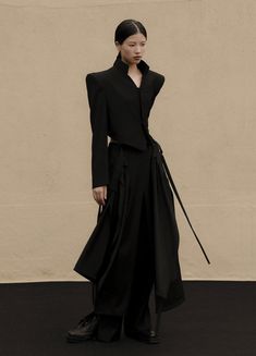 Chic V-Cut Cropped Blazer - chiclara Sleek Minimalist Style, Large Shoulders Outfit, Pointed Shoulder, Chic Black Outfits, V Shape Cut, Bike Aesthetic, Cropped Blazer Jacket, Layered Fashion, Futuristic Fashion