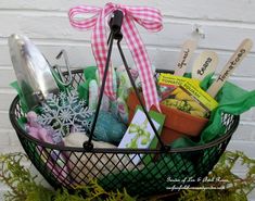 DIYGifts For the Gardener Gardener Gift Ideas, Gifts For The Gardener, Bundle Gifts, Fundraiser Baskets, Diy Container Gardening, Diy Mailbox