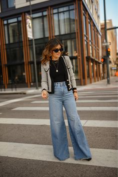 Spring Outfits Ideas For Women, Denim Blazer Outfit Womens Fashion, Pantalones Mom, Cardigan Outfit Ideas, Wide Leg Jeans Outfits, Style Wide Leg Jeans, Stile Casual Chic