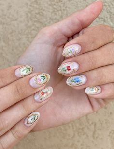 Dainty florals floral nails natural nails with gold golden frames handpainted spring bridal Natural Nails With Gold, Nail Wallpaper, Frame Nails, Golden Nail Art, Nails With Gold, Golden Nails, Girl Nails, Nails Natural, Frame Floral