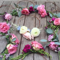 bridesmaids flower crowns1 Flower Crown Bar, Flower Crown Bridesmaid, Bridal Shower Activities, Diy Flower Crown, Crown Crafts, Floral Comb, Extra Petite, Bridal Shower Flowers, Umbrella Wedding