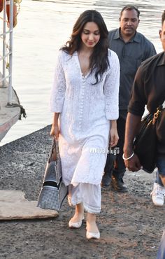 Celebs In Chikankari Kurtas, Chikan Kurta Woman, White Suit Ideas For Women Indian, Chikankari Outfit Ideas, Chickenkari Kurta With Jeans, Lucknowi Kurta Woman, Chikan Kurta Designs Women, White Kurta Designs Women Cotton, Lakhnavi Kurta Design For Women