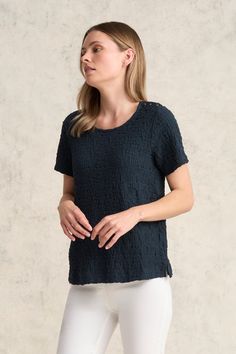 We love the crinkle effect of this fresh Ink-coloured t-shirt. Drawing on the French marinière style, this t-shirt features button detailing along the wearer’s left as well as a smart crew neck. It’s an all-season top that will bring elegance to any ensemble like our Bengajean® 7/8th Button Detail and Harli Cross Strap.