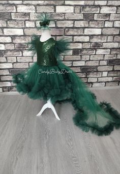 All dresses are made as mother and daughter Please ask for color option. The dress is made in 1 or 2 day. This Emerald Green Dress is completely made of health-safe and kid-friendly materials. Inner parts are 100% cotton and outer parts are sewed with high quality sequin and tulle. Dress is made to order in any size. If you want it to fit perfectly, please, send me the measurements of your daughter and I will sew the dress according to the measurements. Please follow the page. Take care of yours Party Girl Outfit, Girl Green Dress, Purple Girls Dress, Green Tutu, Belle Costume, Luxury Green, Emerald Green Dresses, Dress Luxury, Birthday Girl Dress