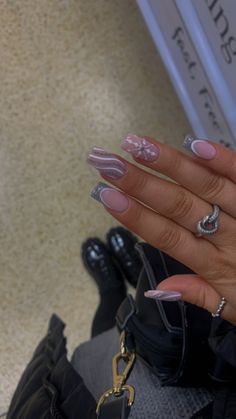 White&silver, christmas nails, Xmas vibes , acrylic nails, inspo White Silver Christmas Nails, Silver Christmas Nails, White Silver Christmas, Nails Xmas, Xmas Vibes, Xmas Nails, Silver Christmas, Nails Inspo, Christmas Star