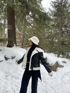 Sherpa Bucket Hat Outfit Winter, Winter Outfits With Bucket Hat, Winter Fashion Outfits With Hats, White Fluffy Bucket Hat Outfit, Fuzzy Hats Outfit, White Hat Winter Outfit, Winter Outfits Bucket Hat, Snowy Winter Outfits Aesthetic, Fuzzy Hat Outfit Winter