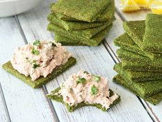 green crackers with dip and lemon wedges