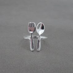 A sweet sterling silver Fork and Spoon Ring!This ring is made of 925 silver and it is adjustable about 1/2 size.A great gift for the chef or baker in your lifeThis listing is for one (1) ring. Your ring will ship in a gift box. Unusual Jewelry Rings, Quirky Rings, Weird Rings, Funny Rings, Interesting Rings, Fun Rings, Funky Rings, Quirky Jewelry, Jewelry Delicate