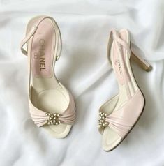 Vintage Chanel Shoes, Shoes Coquette, Vintage Kitten Heels, Girls Footwear, Chanel Heels, Heels Aesthetic, Dr Shoes, Vintage Heels, Stunning Shoes