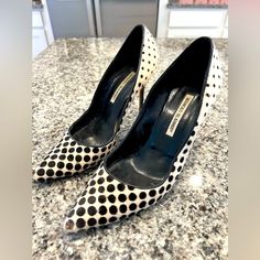 Manolo Blahnik Sz 40/9/10 Pump High Heels Spots Polka Dot Platforms Stilettos Simply Stunning Please Feel Free To Make An Offer Or Bundle To Save !! Please Note Item Is Preowned Please Ask Any Questions. 20s, 30s, 40s, 50s, 60s, 70s, 80s, Y2k, 90s, 00s, Vintage Streetwear, Pinup, Costume Jewelry, Designer, Pencil, Wiggle, Edwardian, Victorian, Regency, Peplum, Empire Waist, Shoulder Pad, Metal Zipper, Tieback, Regencycore, Jane Austen, Couture, California, Rockabilly, Grunge, Secretary, Academia, Hippie, Flower, Party, 1920s, 1930s, 1940s, 1950s, 1960s, 1970s, 1980s, 1990s, 2000s, Starter, Mid Century Modern, Clowncore, Mcm, Colorblock, Classic, Classy, Union Label, Handmade, C Manolo Blahnik White, Coord Set, Polka Dot, Platform Stilettos, Vintage Suits, Vintage Streetwear, Black White, Tennis Skirt, Drop Waist