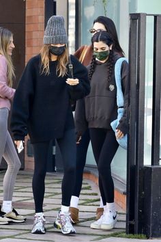 Hailey Bieber Comfy Style, Hailey Bieber Winter Fashion, Hailey Street Style 2022, Hailey Bieber Casual Outfits Winter, Hailey Beiber Activewear, Hailey Baldwin Casual Style, Hailey Bieber Style Fall 2022, Hailey Baldwin Street Style Winter, Hailey Bieber Winter Outfits 2022