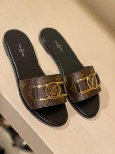 Luxury Bags Louis Vuitton, Aesthetic Louis Vuitton, Louis Vuitton Slippers, Balenciaga Aesthetic, Louis Vuitton Aesthetic, Purses Louis Vuitton, Lv Slippers, Telfar Bags, Clothes Preppy