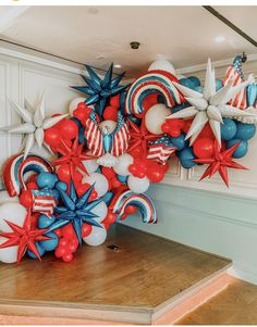 red, white and blue balloons in the shape of stars are arranged on top of each other