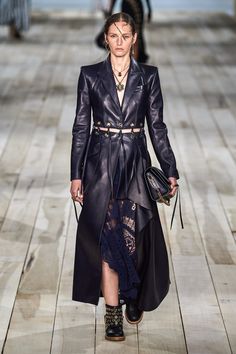 Alexander McQueen Spring 2020 Ready-to-Wear Collection - Vogue Mcqueen Dress, Paris Fashion Week Runway, Runway 2020, Alexander Mcqueen Fashion, Resort 2020, 2020 Fashion Trends