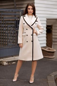 Winter Coat Outfits, Burberry Coat, Long Overcoat, Types Of Coats, Beige Style, Block Style, Stylish Clothes For Women, Coat Design, Coat Outfits