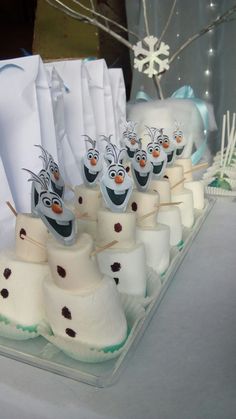 there are many small cakes made to look like snowmen