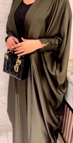 Abaya Designs Black, Manset Lengan, Modest Outfits Muslim, Outfits Muslim, Moroccan Bride, Abaya Outfit, Fashion Dresses Formal