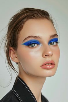 Colorblock Eyeshadow, Blue Eyeshadow Aesthetic, Bright Blue Eyeshadow, Aesthetic Makeup Looks, Eyeshadow Aesthetic, Catwalk Makeup, Makeup Social, Blue Eye Color, Blue Eyeshadow Looks