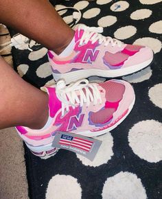 Nb Sneakers, Pretty Sneakers, Trendy Shoes Sneakers, Jordan Shoes Girls, Pretty Shoes Sneakers, Kicks Shoes, Jordan Shoes Retro, Shoes Outfit Fashion, Best Shoes For Men