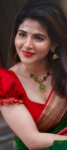 Beauty Face Women Portraits, Beautiful Smile Women Aesthetic, Aishwarya Menon, Ishwarya Menon, Iswarya Menon, Hairstyle App, Women Portraits, Women Aesthetic