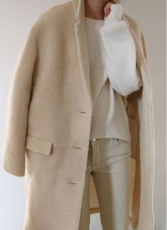 Minimal Stil, Minimalist Moda, Fall Fashion Coats, Cream Coat, Beige Outfit, Outfit Chic, Coat Outfit, Elegante Casual, Looks Street Style