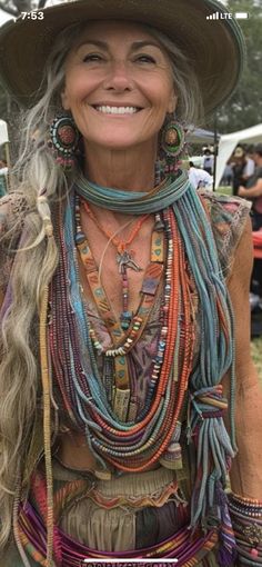 Oracle Woman, Older Woman Dreadlocks, Advanced Style Boho, Estilo Hippy, Boho Life, Western Style Outfits, Bohemian Women