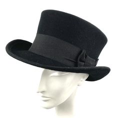 Edwardian top hat. You can make your hat with your favorite color by choosing it from my Wool felt color card. Made with short crown and embellished with a 50 millimeters wide grosgrain ribbon. Edwardian top hat ideal for everyday and special ocasions such as weddings, cocktails or parties. For man and woman.Measurements in centimeters are 32 x 27. Crown height 11. Brim length 6. These measurements may have some slight variation depending on the size of the hat.The end of the brim is reinforced Classic Black Flat Cap Felt Hat, Black Fitted Flat Cap Felt Hat, Vintage Solid Felt Hat For Winter, Fitted Formal Flat Cap Felt Hat, Classic Winter Cloche Hat, Vintage Top Hat With Flat Brim, Classic Fitted Hat With Short Brim, Classic Fitted Top Hat, Classic Formal Flat Cap Felt Hat