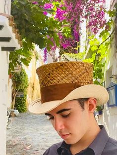 Lovely Top Hat made in brown and ivory natural straw. The top of the hat is made with a natural braided fiber of strong brown straw that gives consistency to the crown. This straw is very fresh and ventilated.The brim is made of "paja toquilla" (the straw of the authentic Panama hats). The end of the brim is reinforced inside with a thin flexible wire to always have the hat in perfect condition.Measurements in centimeters are 30 x 24. Crown height 12. Brim length 5,5. These measurements may have Mad Hatter Top Hat, Pork Pie, Crown Heights, Top Hats, Hat Summer, Lovely Tops, Royal Ascot, Hat For Man, Beautiful Hats