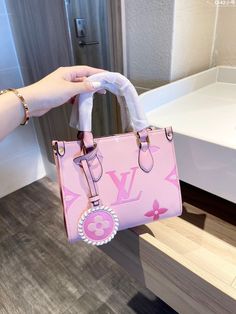 Pink Louis Vuitton, Sac Louis Vuitton, Pink Lifestyle, Luxury Bags Collection, Handbag Essentials, Girly Bags, Cute Handbags, Pink Girly Things, Fancy Bags