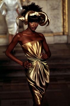 Philip Treacy, Moda Paris, Couture Mode, Cat Walk, Naomi Campbell, John Galliano, Inspiration Mode, Gold Dress, Gold Fashion